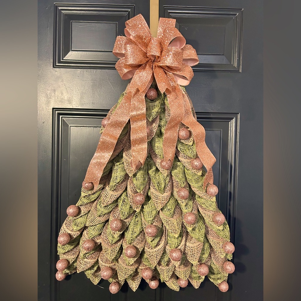 Wreath deco mesh Christmas tree wreath, with glittering rose colored balls..